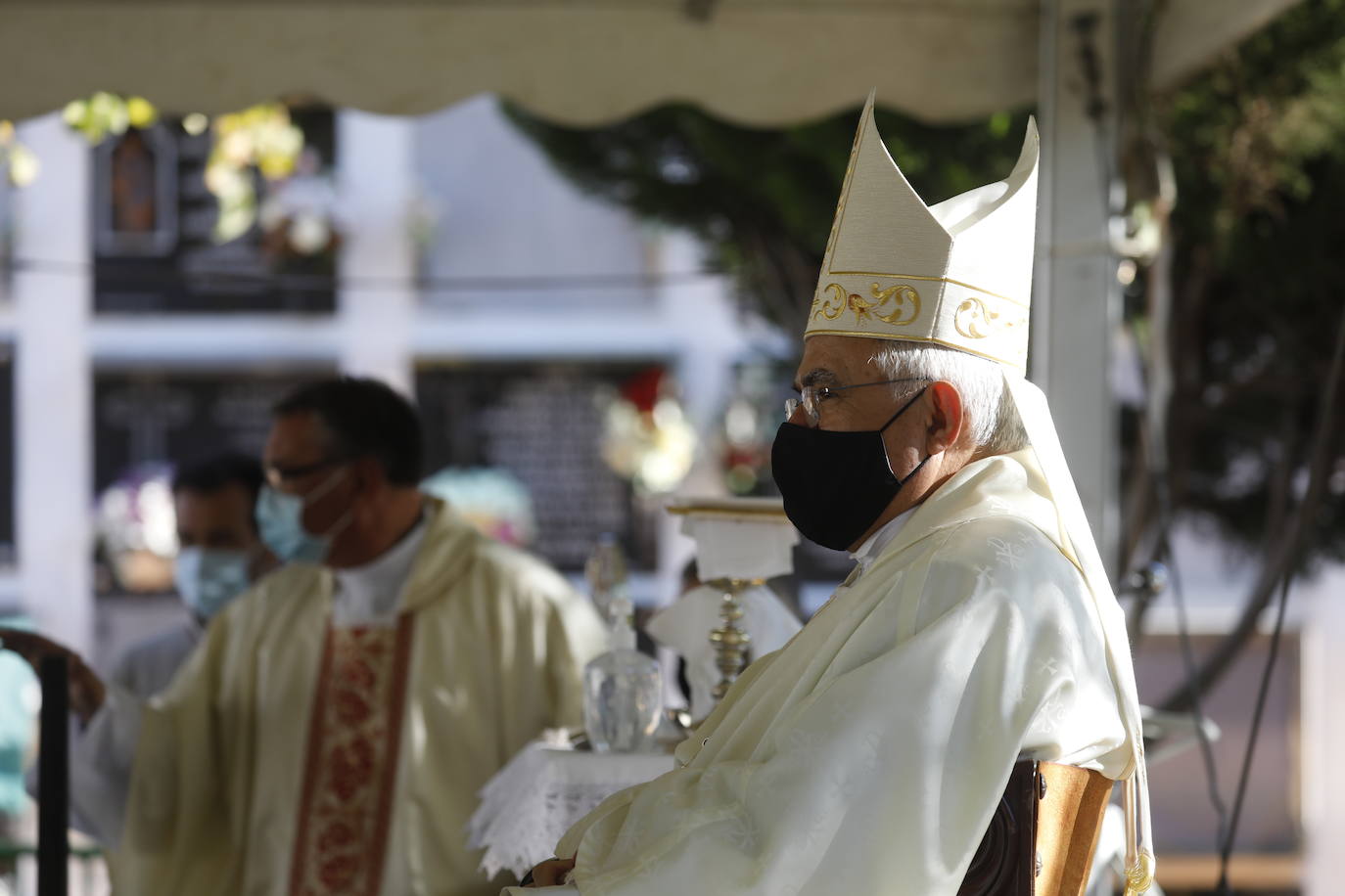 En imágenes, la visita a los cementerios el Día de Todos los Santos en Córdoba