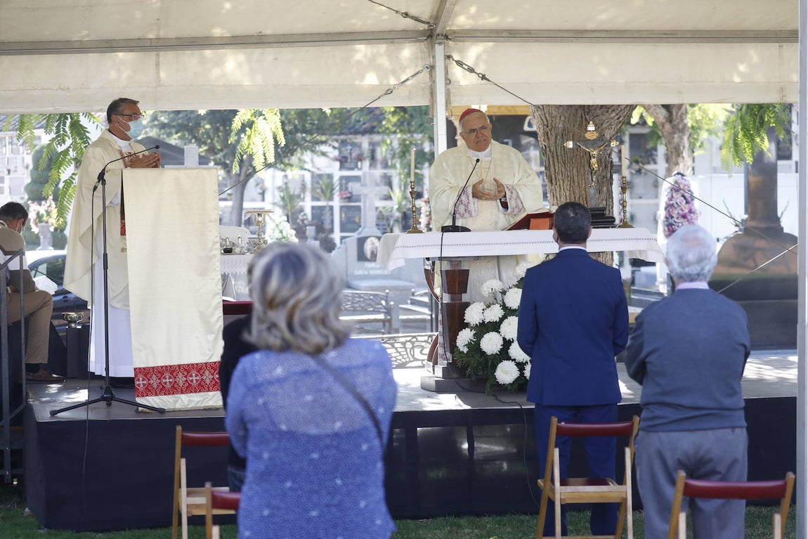 En imágenes, la visita a los cementerios el Día de Todos los Santos en Córdoba
