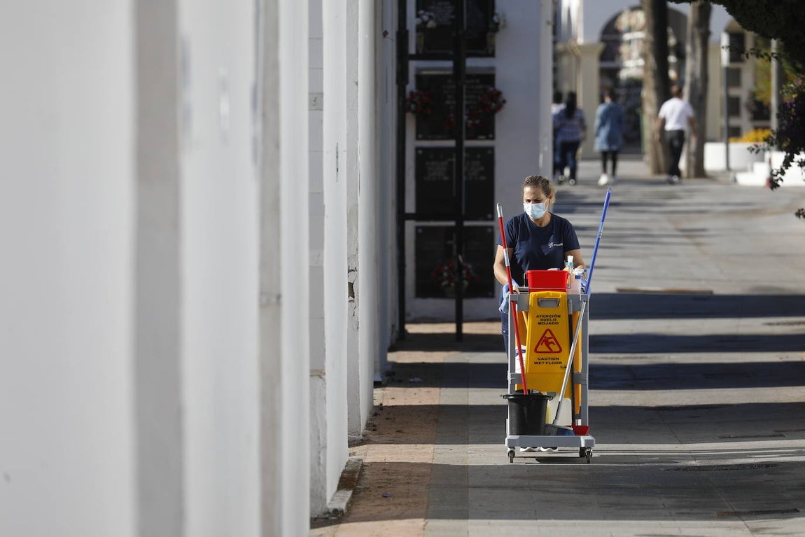 En imágenes, la visita a los cementerios el Día de Todos los Santos en Córdoba