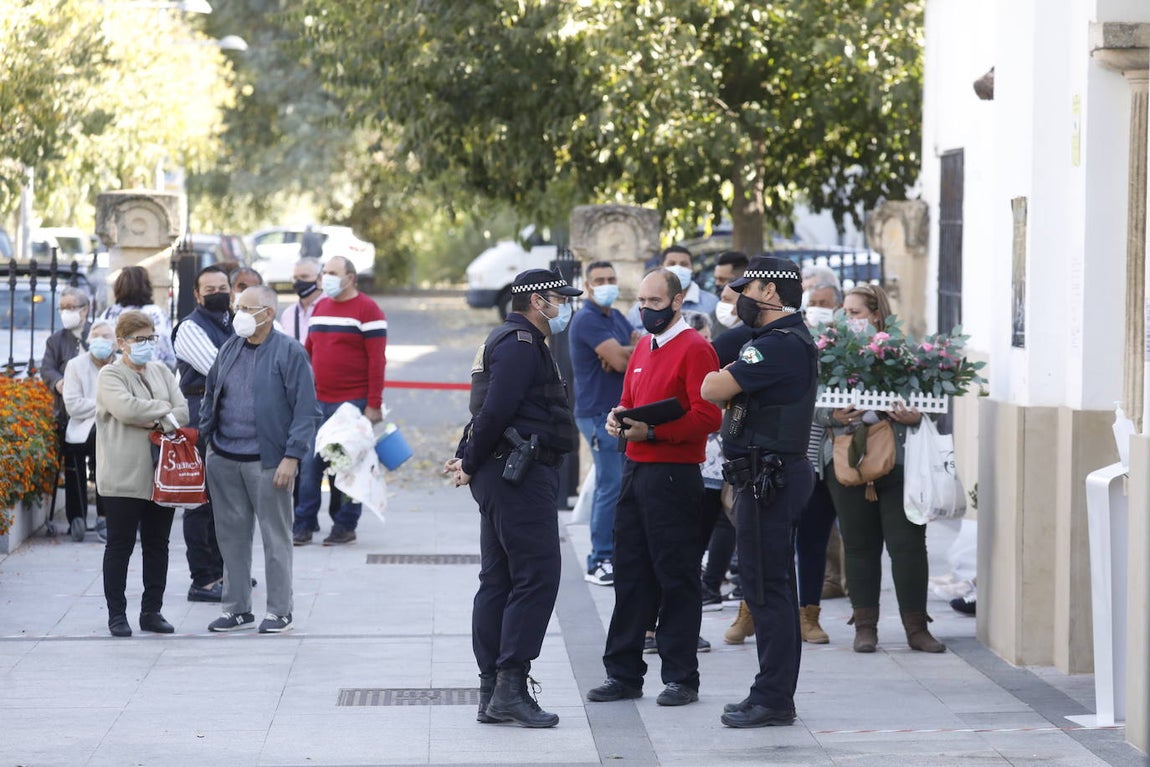 En imágenes, la visita a los cementerios el Día de Todos los Santos en Córdoba