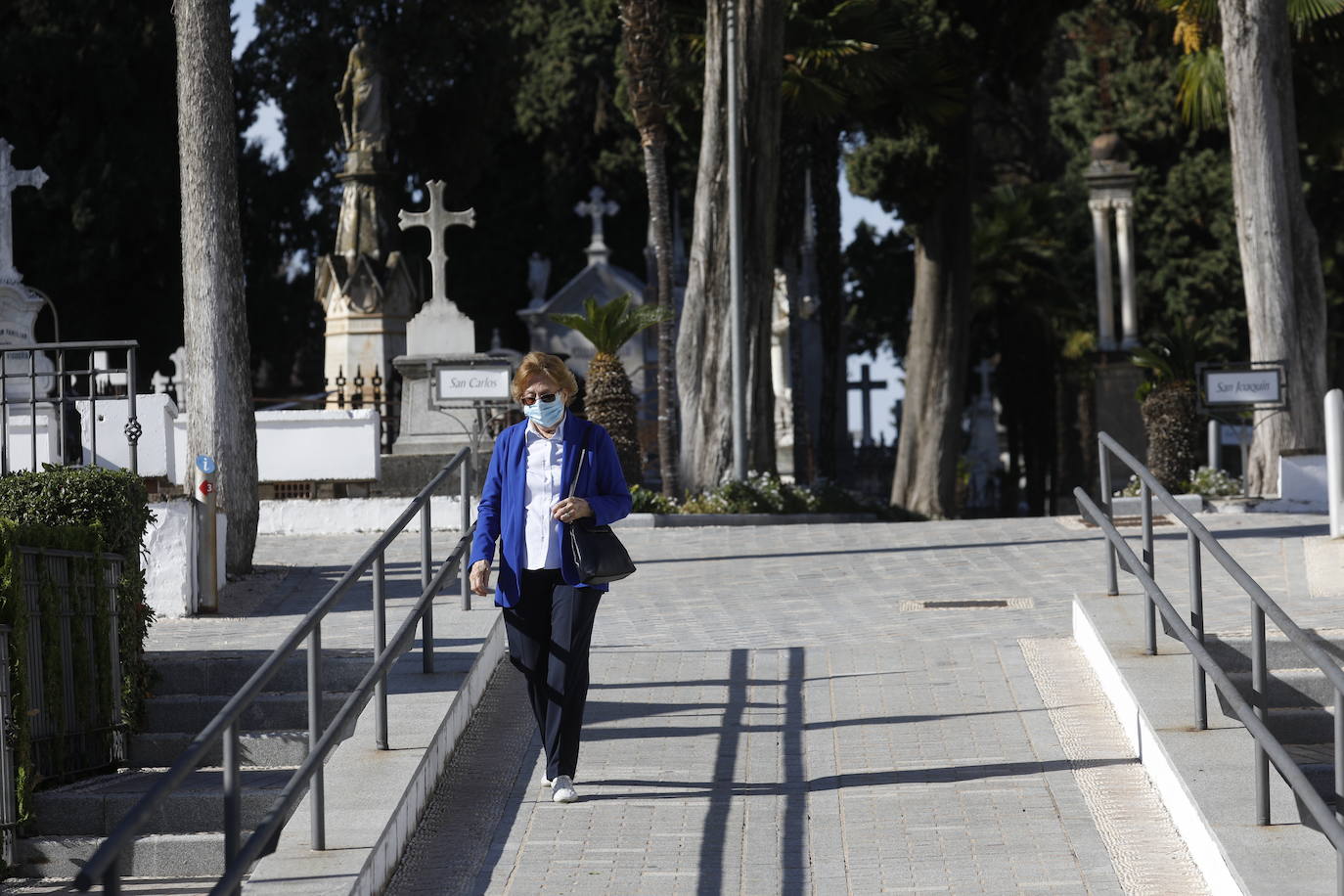 En imágenes, la visita a los cementerios el Día de Todos los Santos en Córdoba