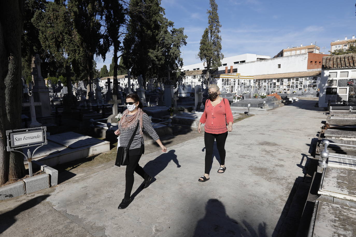 En imágenes, la visita a los cementerios el Día de Todos los Santos en Córdoba