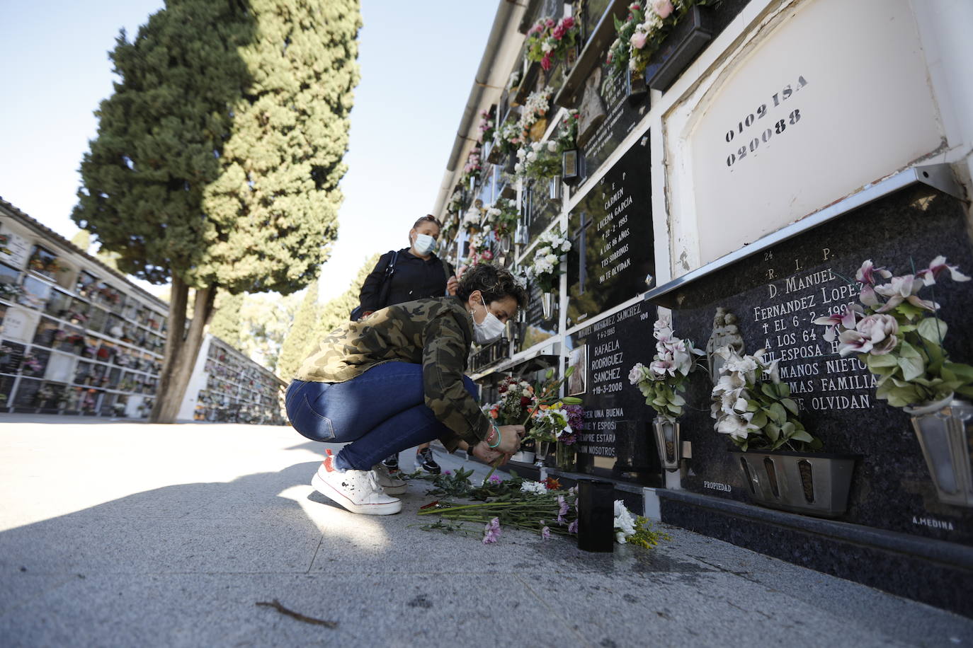 En imágenes, la visita a los cementerios el Día de Todos los Santos en Córdoba