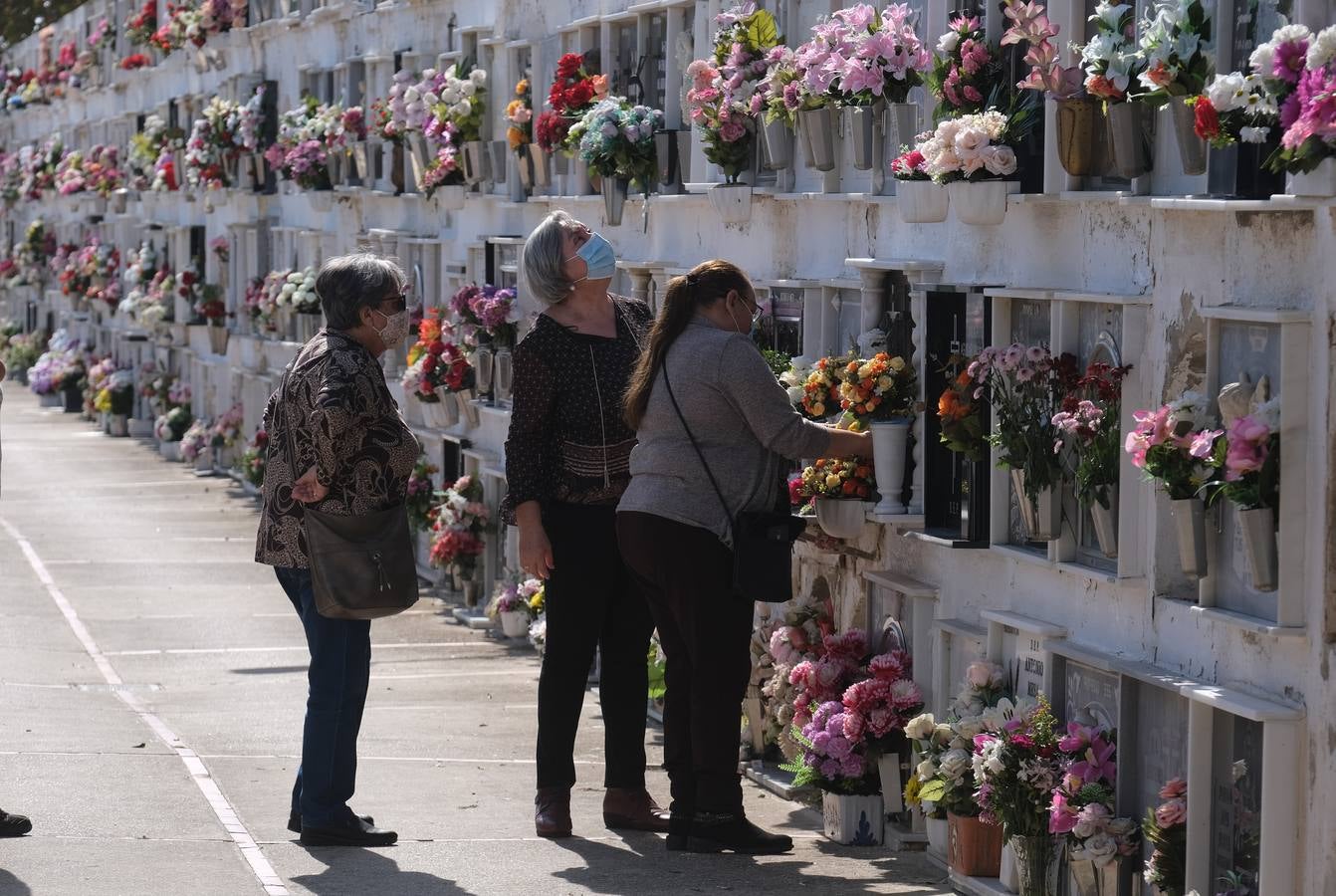 FOTOS: Tosantos, el recuerdo de los seres queridos en los cementerios de Cádiz