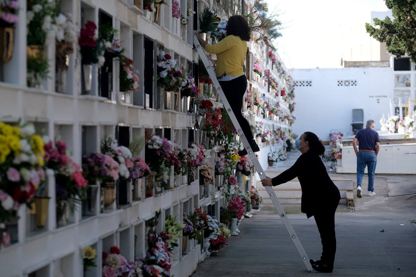 FOTOS: Tosantos, el recuerdo de los seres queridos en los cementerios de Cádiz