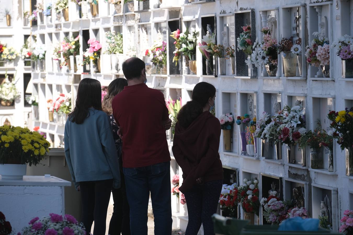 FOTOS: Tosantos, el recuerdo de los seres queridos en los cementerios de Cádiz