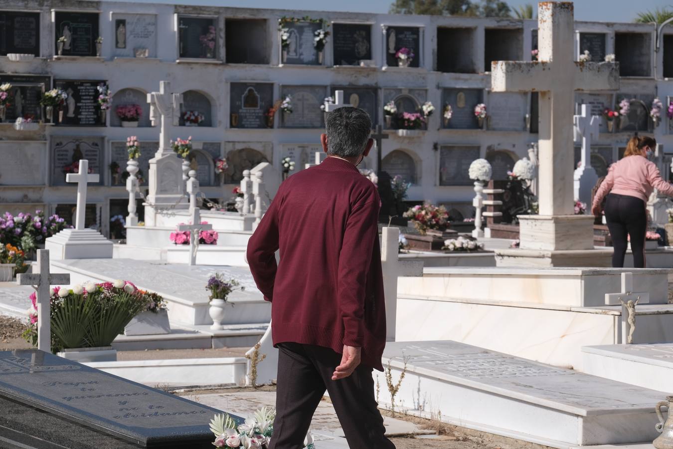 FOTOS: Tosantos, el recuerdo de los seres queridos en los cementerios de Cádiz