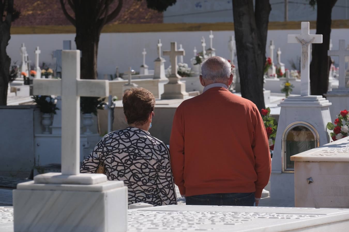 FOTOS: Tosantos, el recuerdo de los seres queridos en los cementerios de Cádiz