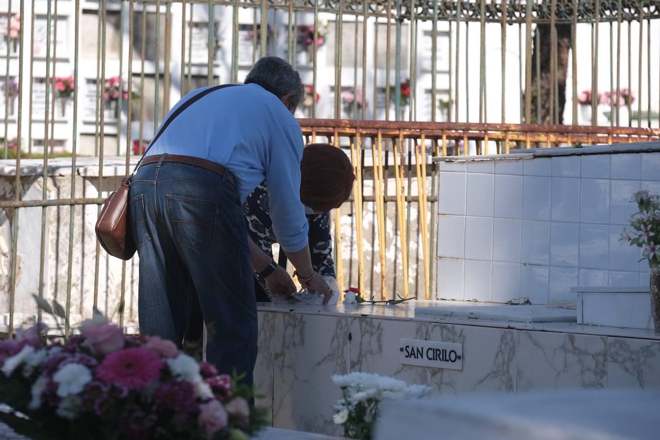 FOTOS: Tosantos, el recuerdo de los seres queridos en los cementerios de Cádiz