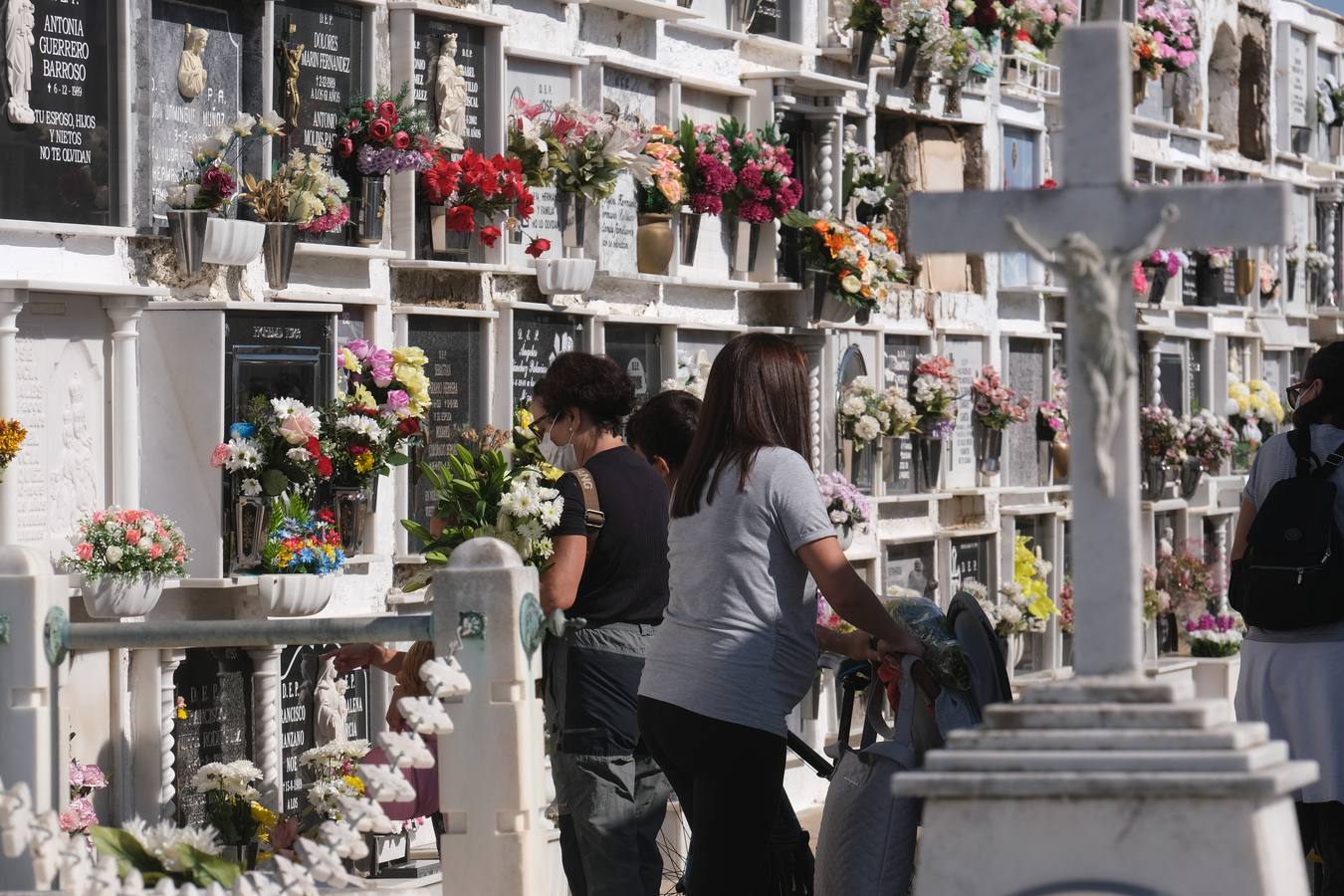 FOTOS: Tosantos, el recuerdo de los seres queridos en los cementerios de Cádiz