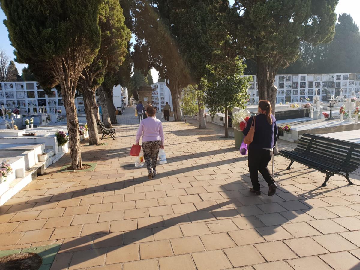 FOTOS: Tosantos, el recuerdo de los seres queridos en los cementerios de Cádiz