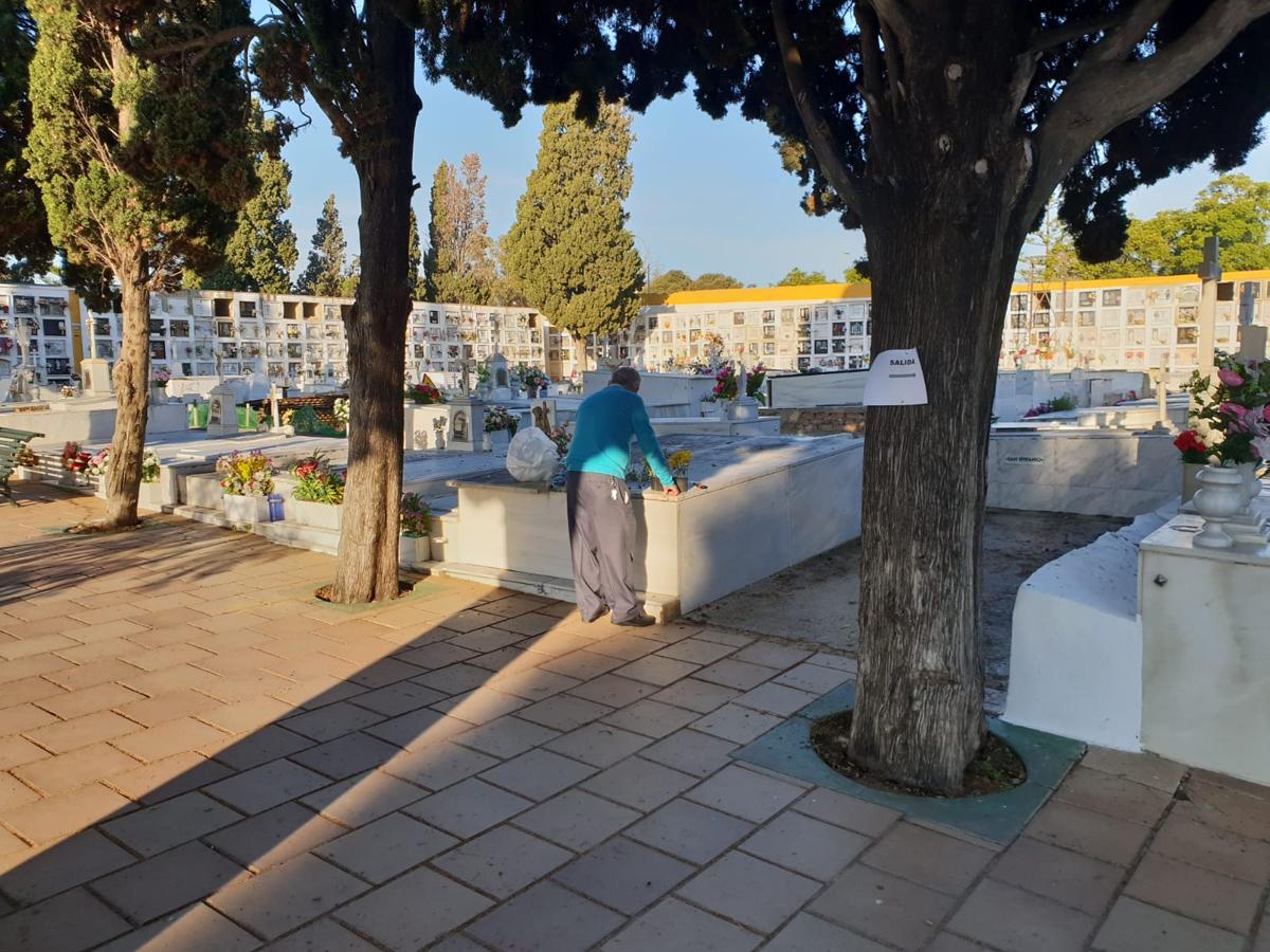 FOTOS: Tosantos, el recuerdo de los seres queridos en los cementerios de Cádiz