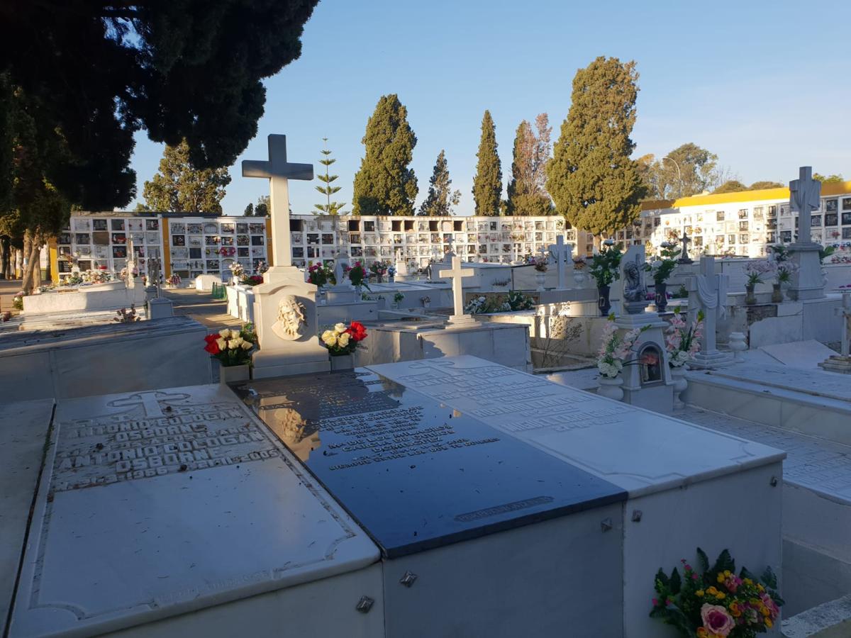 FOTOS: Tosantos, el recuerdo de los seres queridos en los cementerios de Cádiz