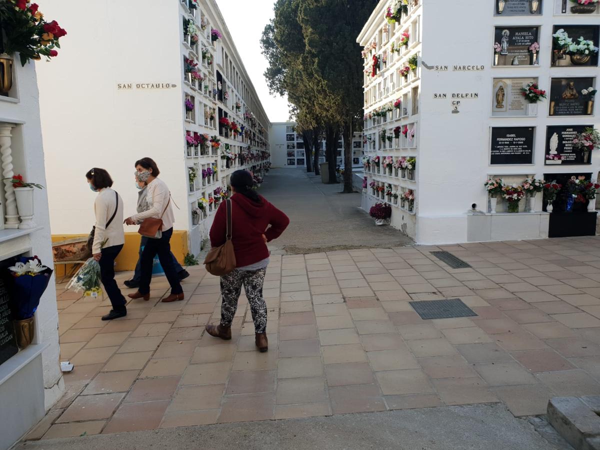 FOTOS: Tosantos, el recuerdo de los seres queridos en los cementerios de Cádiz