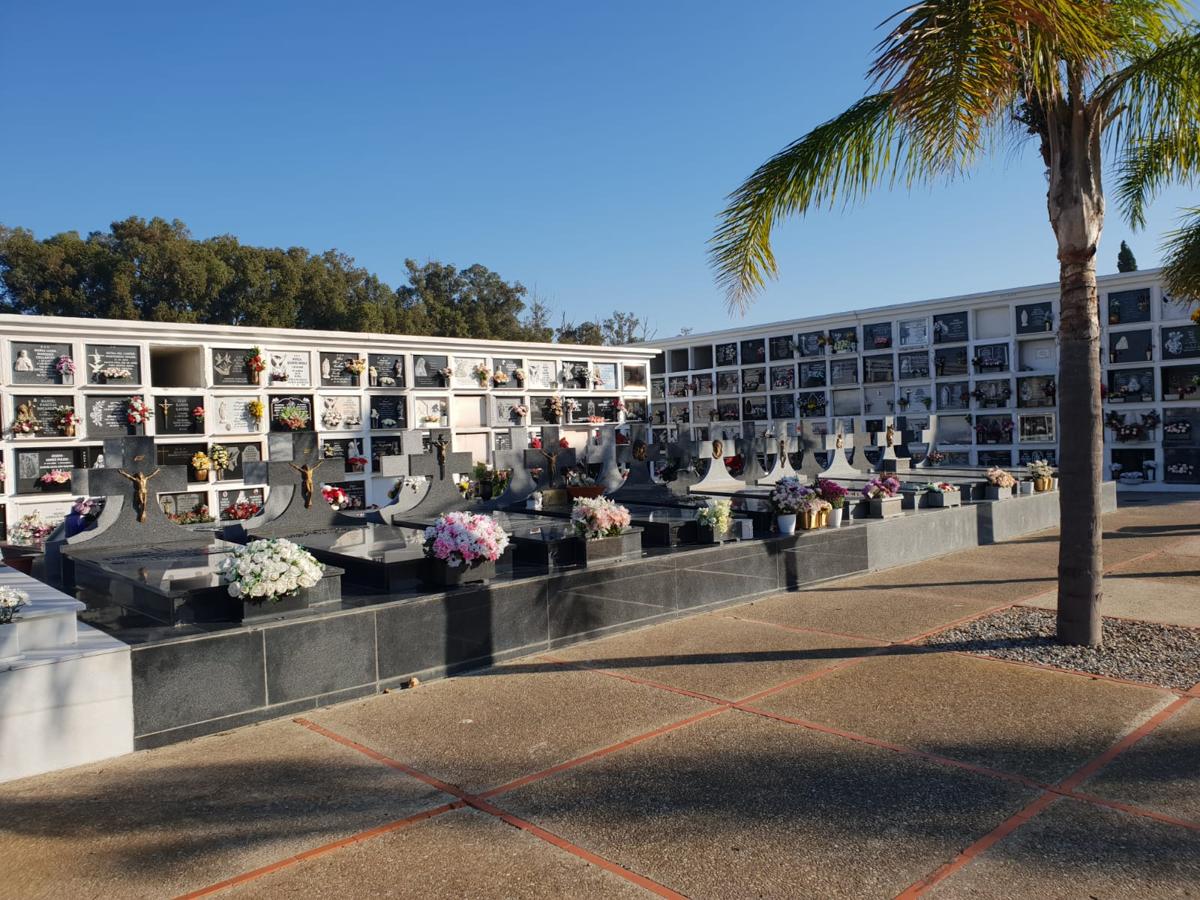 FOTOS: Tosantos, el recuerdo de los seres queridos en los cementerios de Cádiz