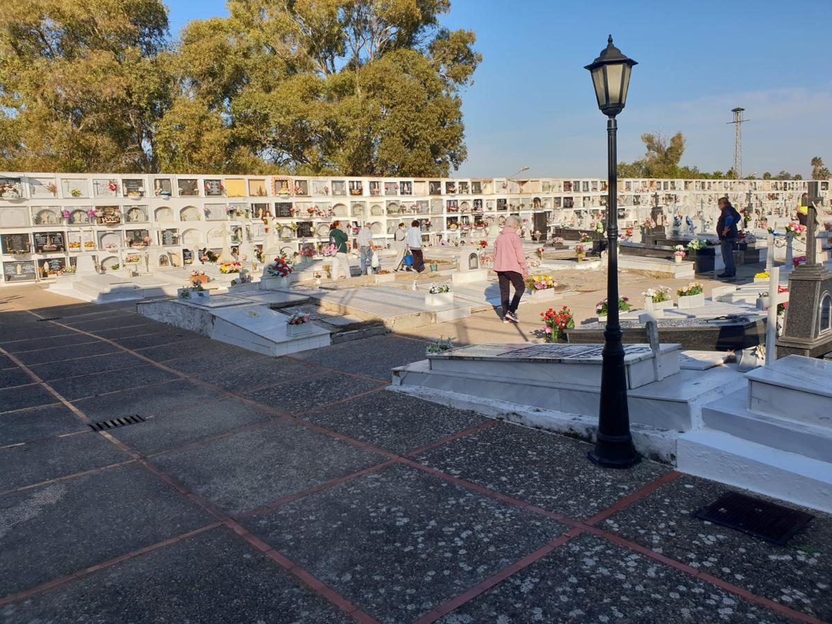 FOTOS: Tosantos, el recuerdo de los seres queridos en los cementerios de Cádiz