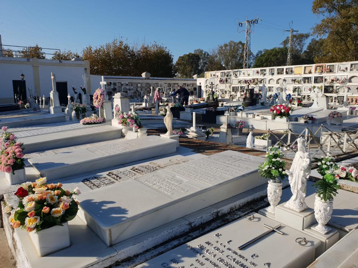 FOTOS: Tosantos, el recuerdo de los seres queridos en los cementerios de Cádiz