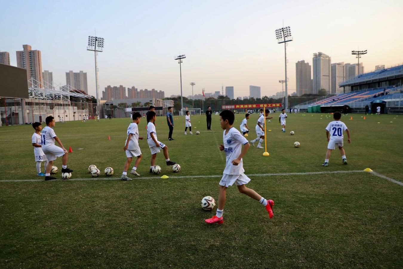 En el club de fútbol Wuhan Shangwen Tres Ciudades se forman más de 800 alumnos de entre 10 y 18 años, de los que un centenar estudiaban en Barcelona y han regresado por la pandemia del coronavirus en España. 