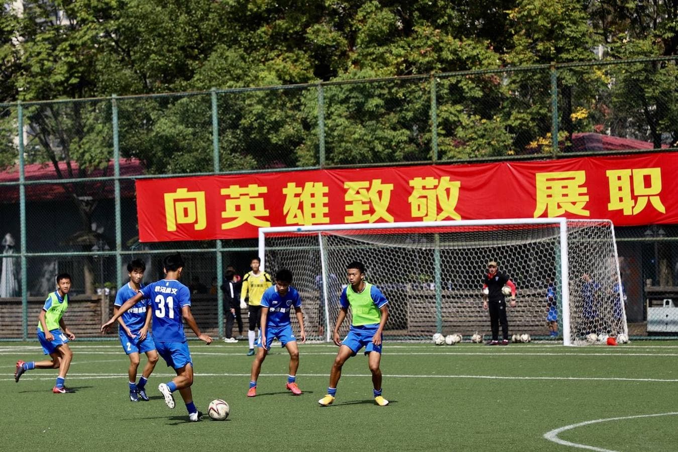 En la ciudad de Wuhan hay dos equipos de fútbol, el Shangwen Tres Ciudades y el Zall, gracias a su enorme afición futbolística. 