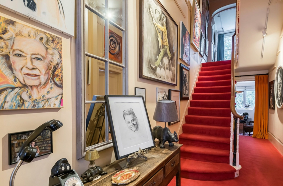 Así es el adosado de Ronnie Wood. El artista se hizo con ella en 2011 por 3 millones de dólares y aunque se mudó junto a su esposa la actriz Sally Humphreys, en 2017, al vecindario de Little Venice, Wood la seguía manteniendo como su estudio de arte.