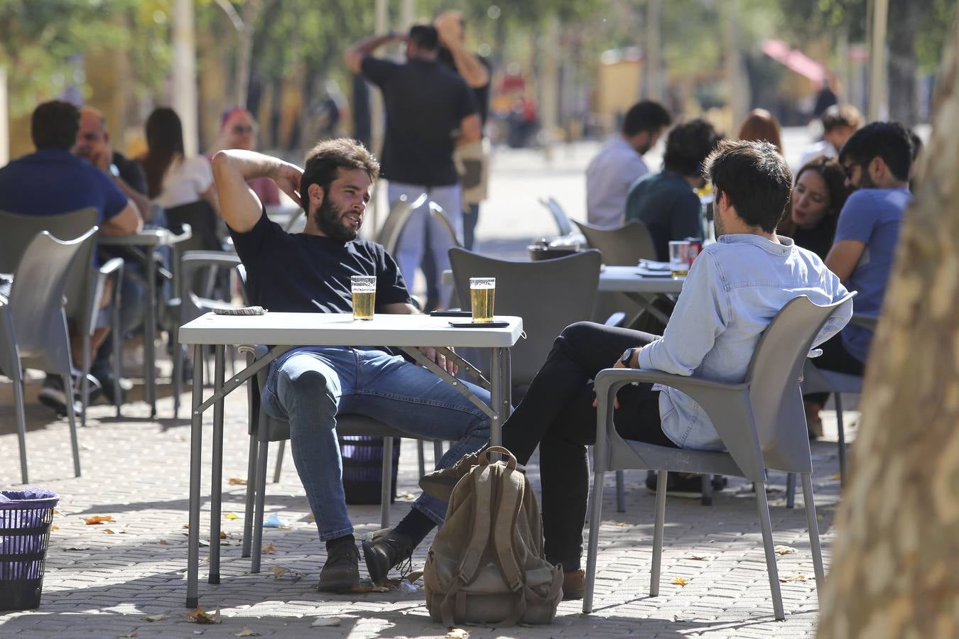 El buen tiempo y el toque de queda llenan las terrazas de Sevilla durante el puente