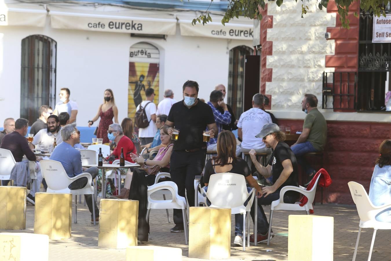 El buen tiempo y el toque de queda llenan las terrazas de Sevilla durante el puente