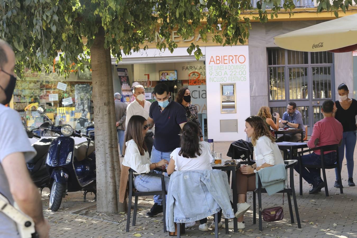 El buen tiempo y el toque de queda llenan las terrazas de Sevilla durante el puente