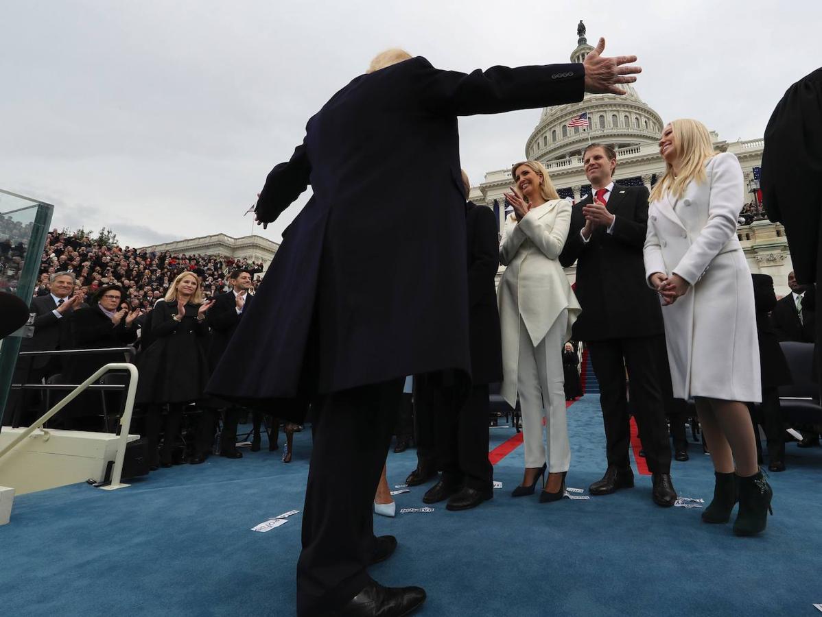 Trump se gira hacia su familia tras tomar posesión de su cargo.. 