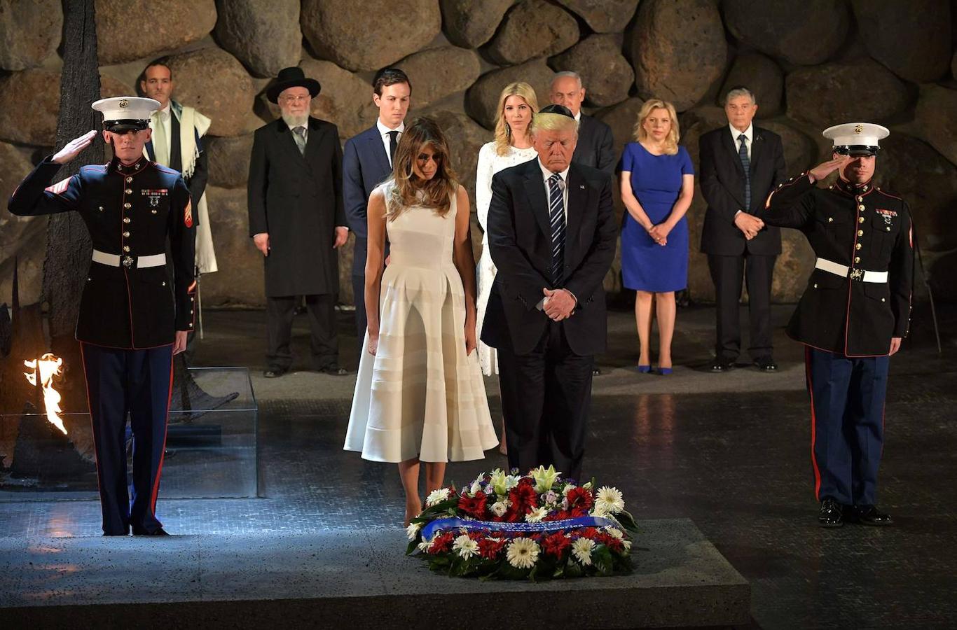 Donald y Melania Trump durante su visita al museo en memoria del Holocausto Yad Vashem -levantado en honor a los seis millones de judíos asesinados durante la Segunda Guerra Mundial y ubicado en Jerusalén- el 23 de mayo de 2017.. 