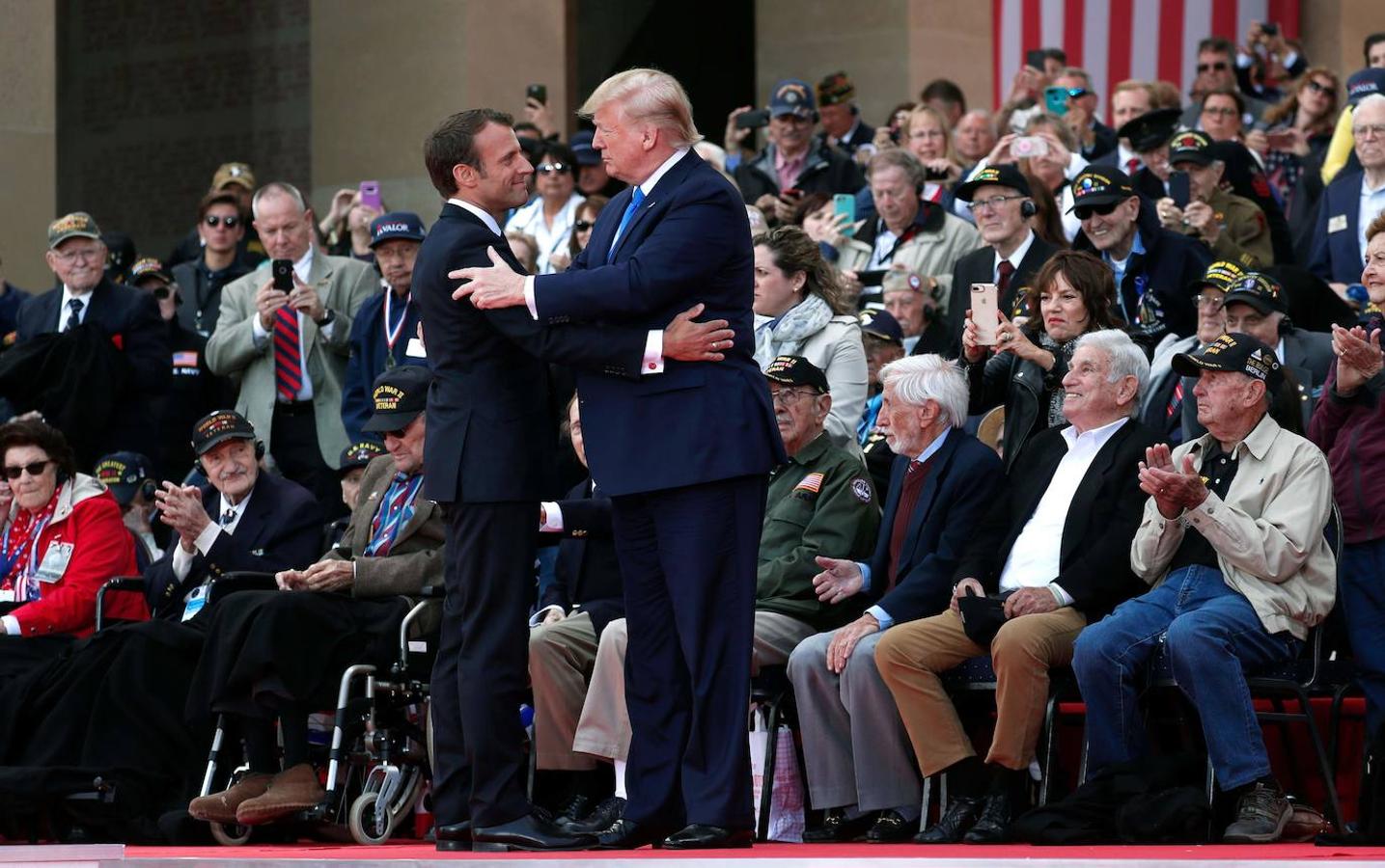 Macron y Trump se saludan durante la ceremonia franco-estadounidense en el cementerio y memorial normandoamericano, en Colleville-sur-Mer (Normandía), al norte de Francia, el 6 de junio de 2019 (75 aniversario del desembraco de Normandía).. 