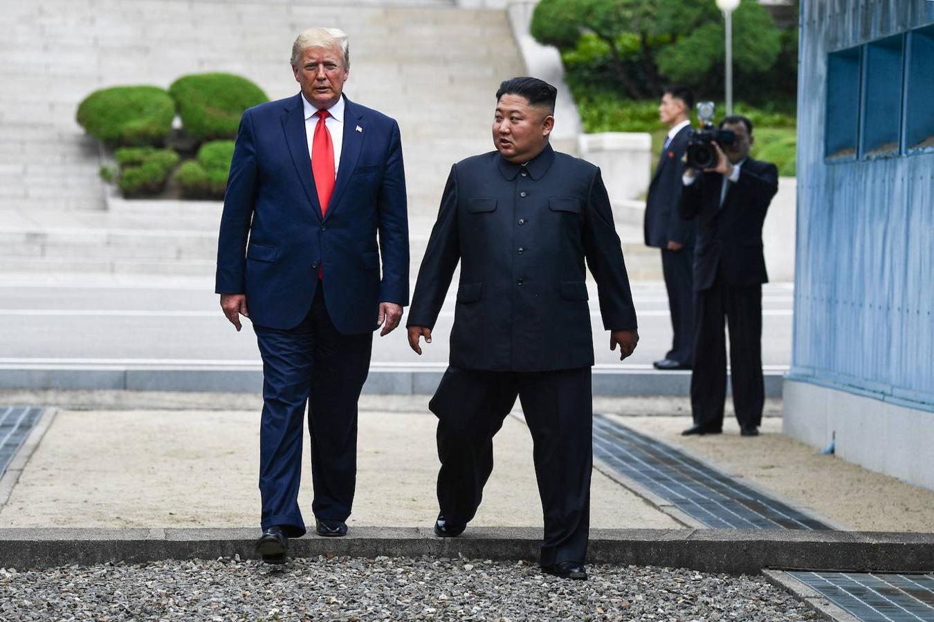 Trump y Kim Jong-un cruzan juntos la línea que separa a Corea del Norte de Corea del Sur el 30 de junio de 2019.. 