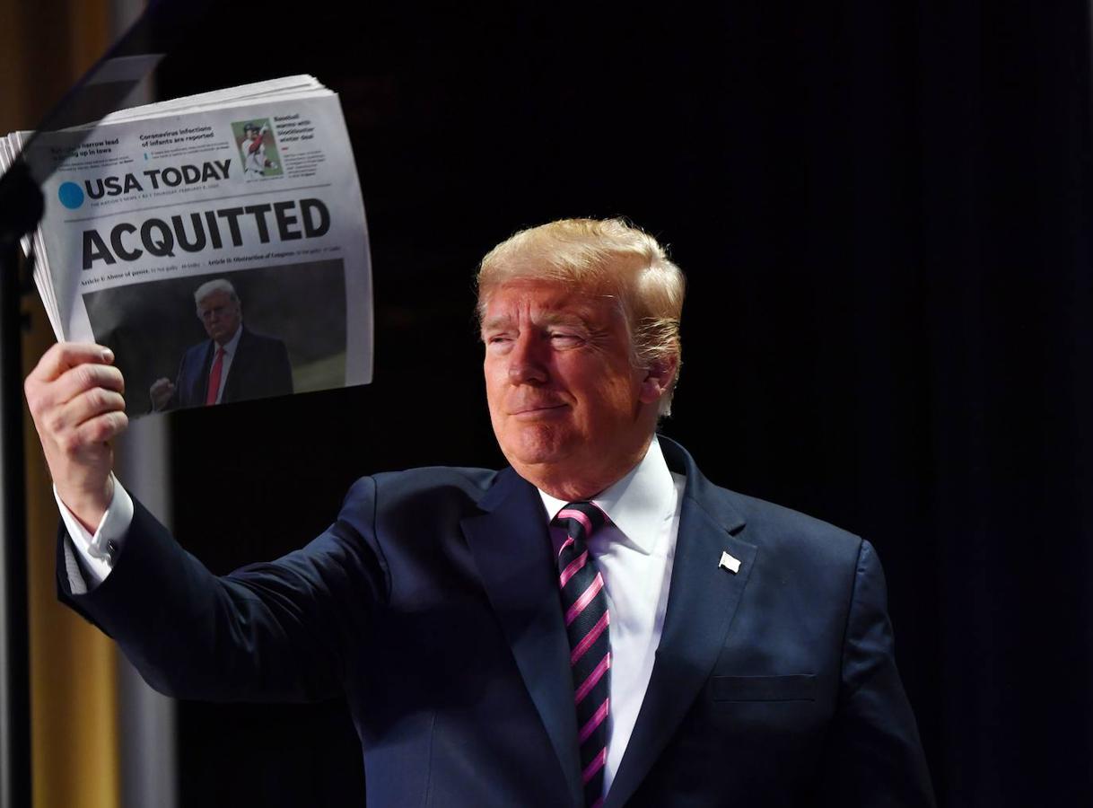 Trump sostiene un periódico, cuya portada aparece titulada como «Comprado», a su llegada a la 68 edición del Desayuno de Oración Nacional el 6 de febrero de 2020 en Washingto D.C.. 