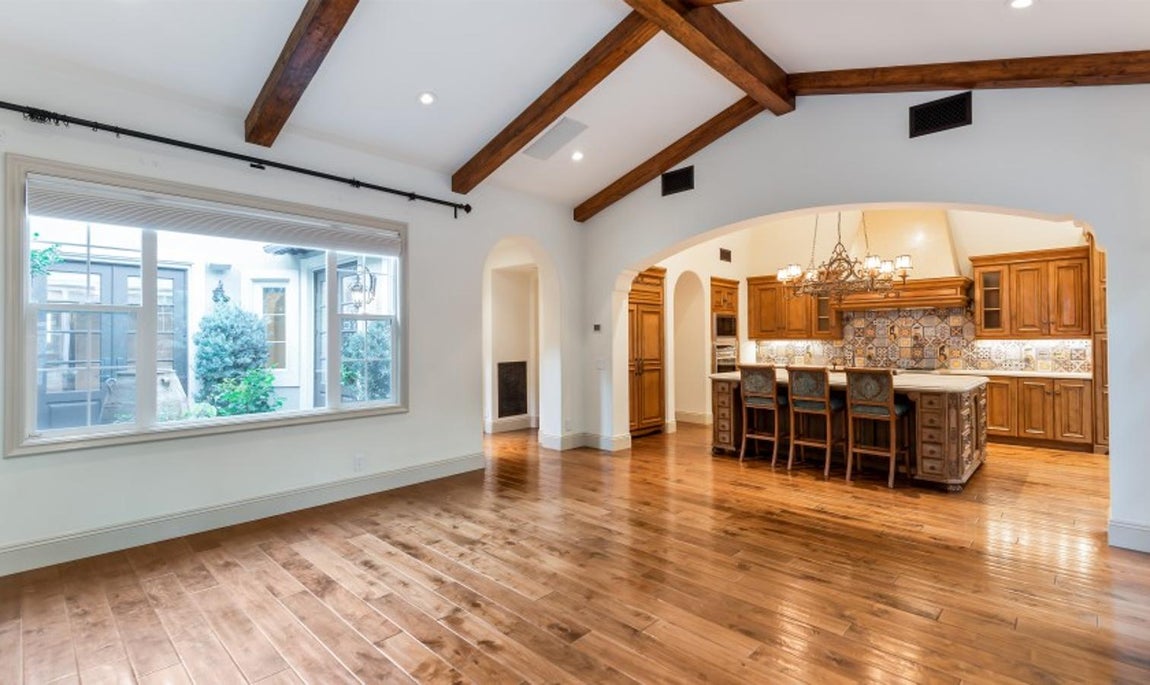 La casa californiana de Kobe Bryant vendida por 2 millones. Los espacios abiertos protagonizan la mayor parte de las estancias y gracias a los arcos y grandes ventanales se consigue un extra de luz y amplitud.