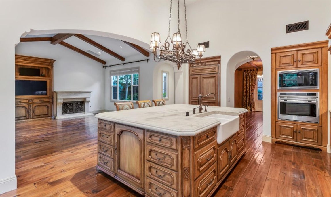 La casa californiana de Kobe Bryant vendida por 2 millones. Con una superficie de 213 metros cuadrados repartidos en una planta, la casa cuenta con tres dormitorios, dos baños y un aseo.