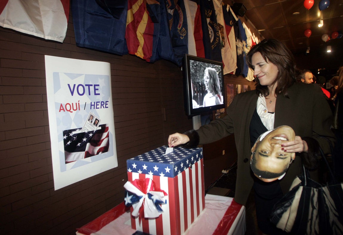 Votación y fin de fiesta de ciudadanos estadounidenses en la Casa de América de Madrid. 