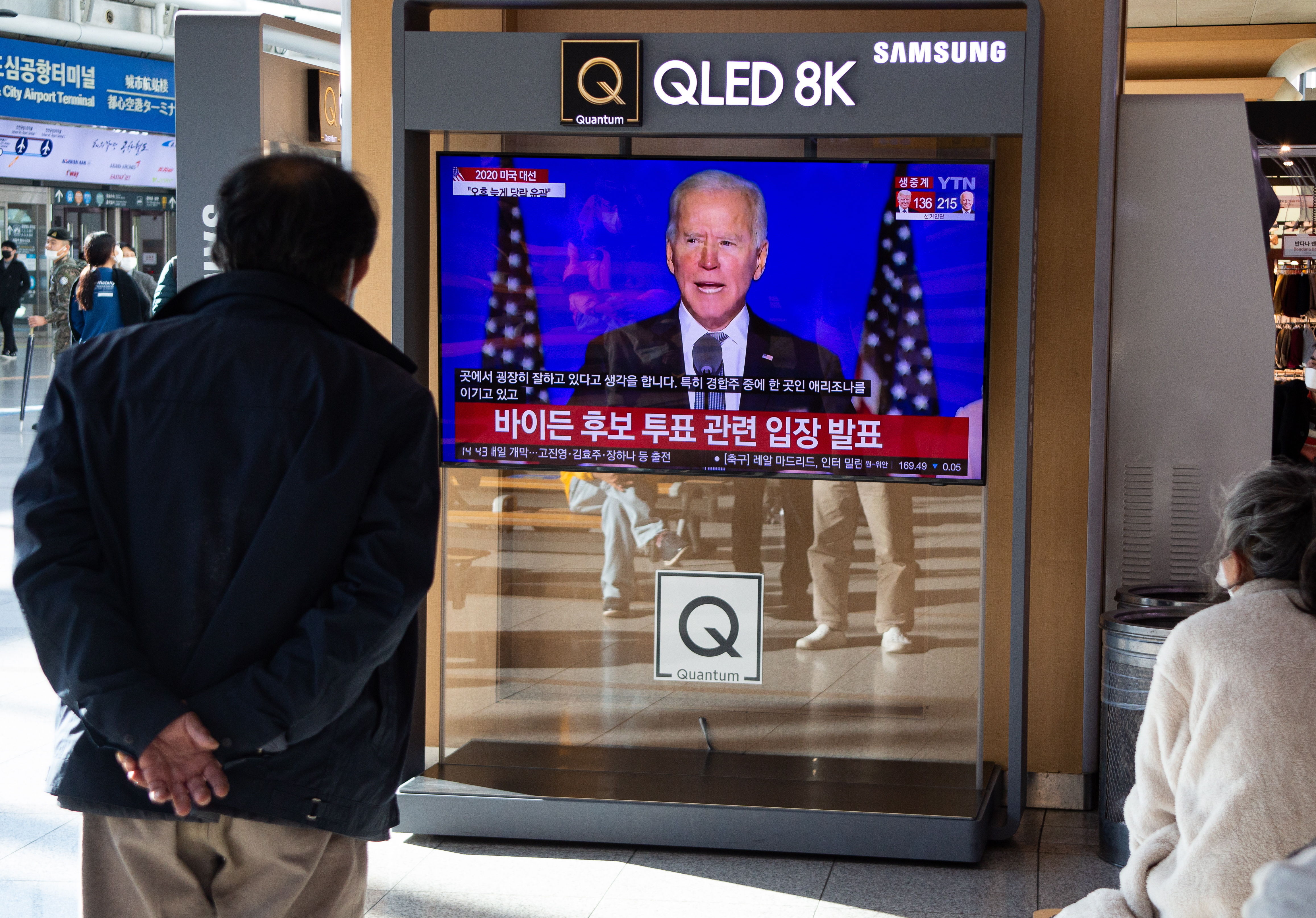 Un hombre sigue el discurso de Biden en la estación de autobuses de Seúl. 