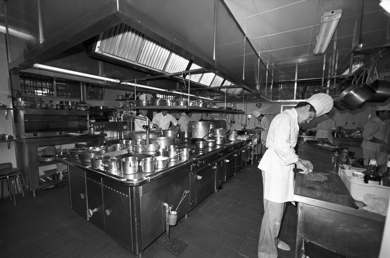 Imagen de los cocinas del «Zalacaín» fechada en torno al año 1978. 