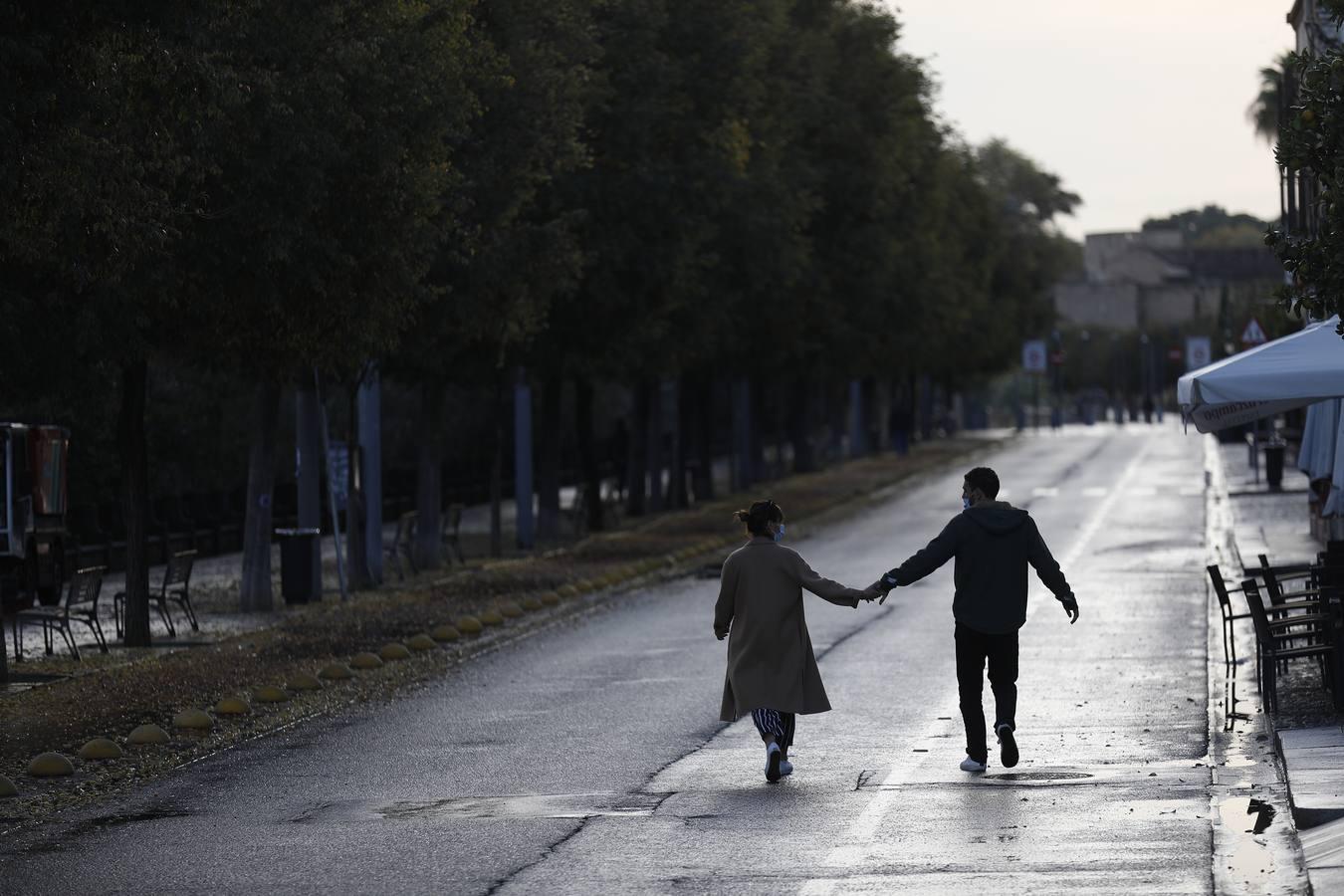 Córdoba desértica a última hora de la tarde, en imágenes