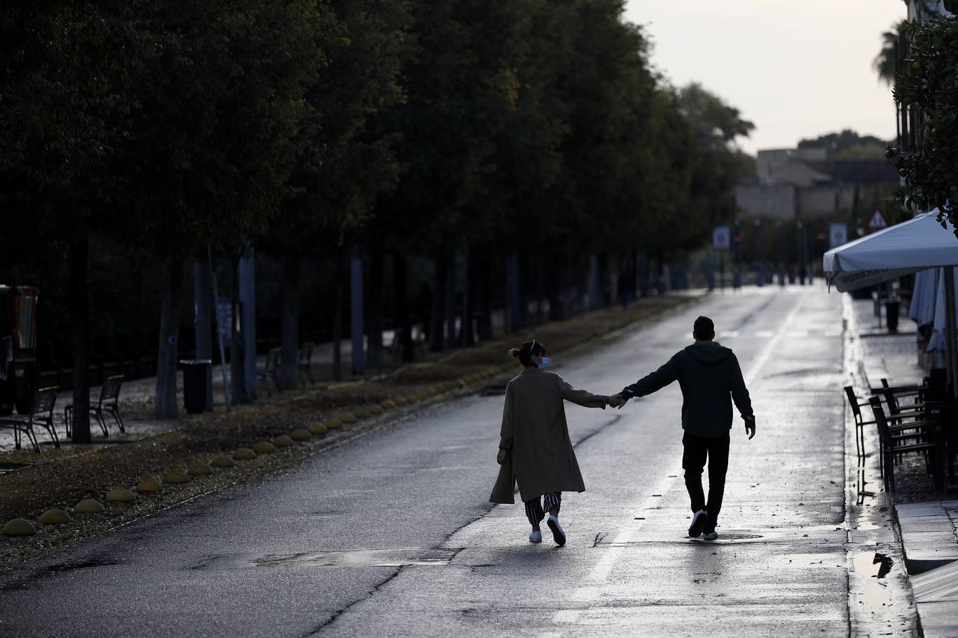 Córdoba desértica a última hora de la tarde, en imágenes