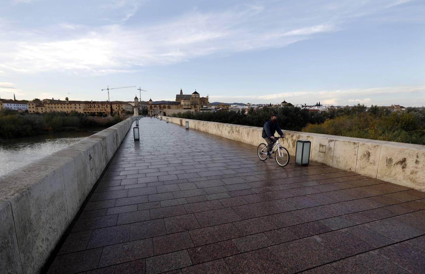 Córdoba desértica a última hora de la tarde, en imágenes