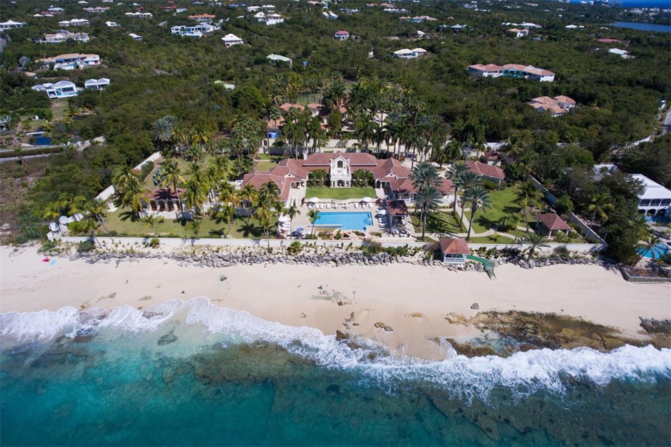 La mansión caribeña de Donald Trump reconvertida en Resort. El complejo se compone de dos villas, una un pelín más grande que otra, cuyos precios son de 60.000 y 45.000 dólares la semana. Es decir, que quien desease alquilarlo en su totalidad tendría que desembolsar aproximadamente unos 105.000 dólares. No está nada mal, ¿verdad?