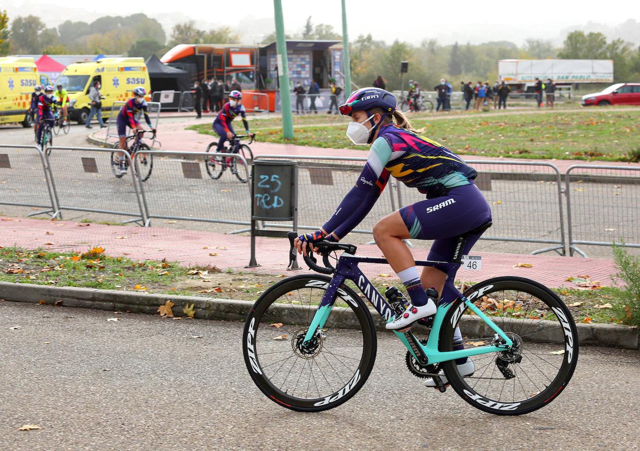 La salida de la Vuelta Ciclista Femenina a España, en imágenes