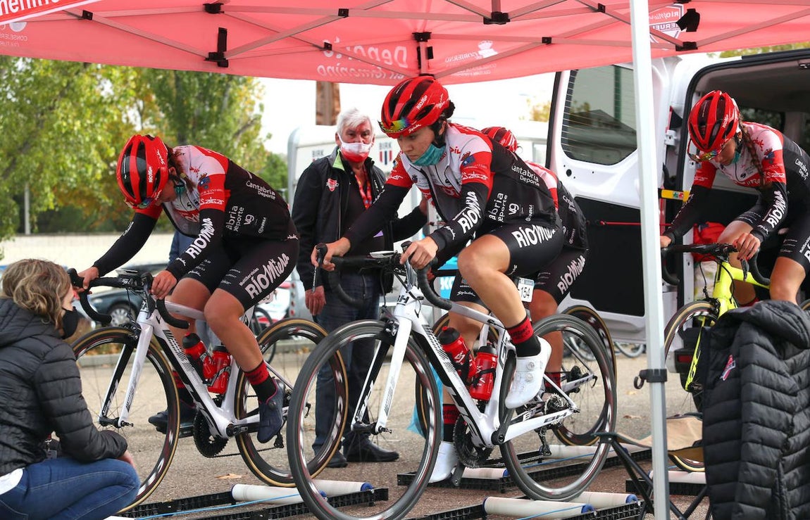 La salida de la Vuelta Ciclista Femenina a España, en imágenes