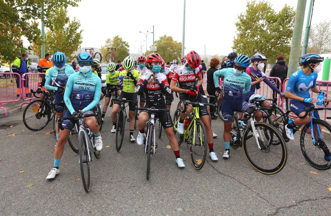 La salida de la Vuelta Ciclista Femenina a España, en imágenes