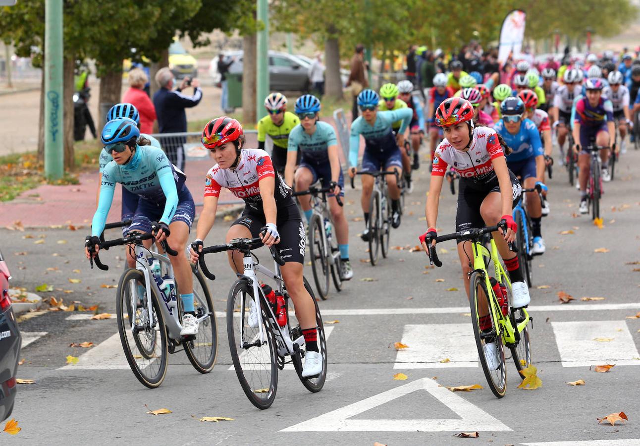 La salida de la Vuelta Ciclista Femenina a España, en imágenes