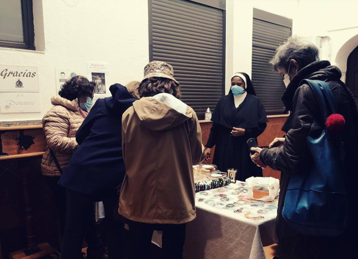 Unas 270 personas han acudido al llamamiento aportando sus donativos y disfrutando de la iglesia conventual, el claustro y la exposición. Las hermanas agustinas han charlado con los asistentes acercando la orden a la ciudad. 