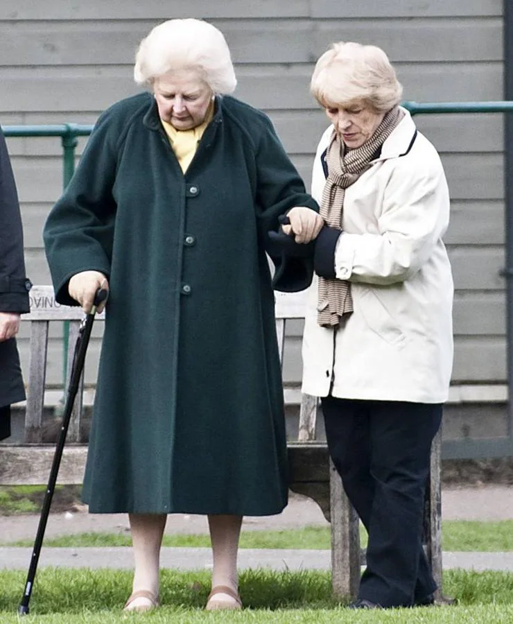 Soledad y muerte. Debilitada, a menudo sola y con problemas de pérdida de memoria, Margaret Thatcher vivió sus últimos meses recluida en una suite del lujoso hotel Ritz de Londres, donde falleció tras sufrir un derrame cerebral en abril de 2013 a la edad de 87 años.