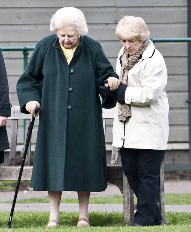 Soledad y muerte. Debilitada, a menudo sola y con problemas de pérdida de memoria, Margaret Thatcher vivió sus últimos meses recluida en una suite del lujoso hotel Ritz de Londres, donde falleció tras sufrir un derrame cerebral en abril de 2013 a la edad de 87 años.