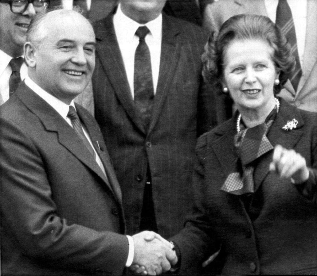 Cálida relación con Gorbachov. Tras un áspero inicio, Thatcher también consiguió conectar con el líder soviético, Mijáiil Gorbachov. quien aseguró que la primer ministro británica cambió la «atmósfera» entre URSS y Occidente y contribuyó al fin de Guerra Fría