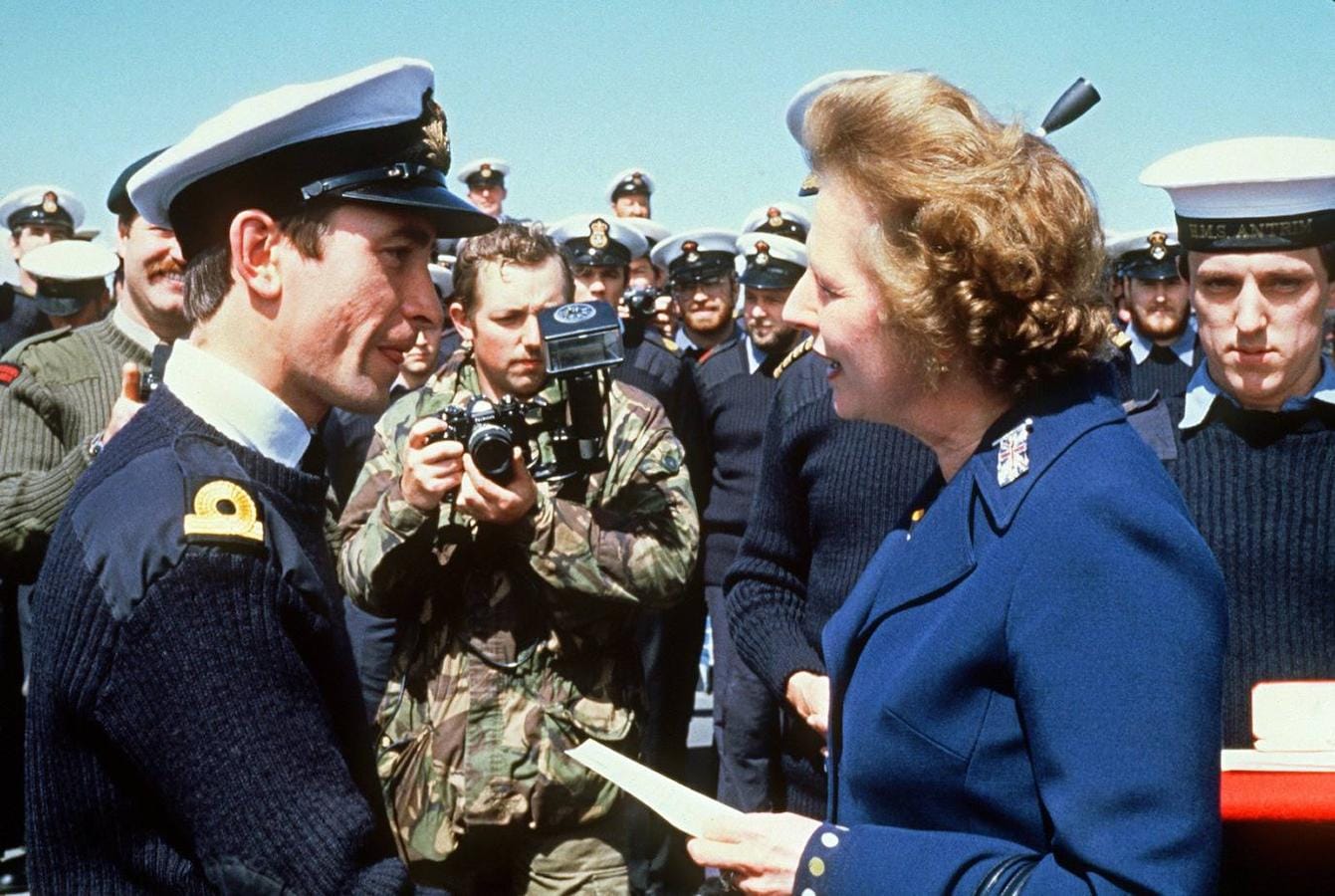La guerra de las Malvinas. El 2 de abril de 1982, las tropas argentinas invadieron, por orden de la Junta Militar, las Islas Malvinas. La respuesta de Thattcher fue inmediata: enviar una ingente flota naval que logró ganar el pulso en apenas dos meses, lo que aseguraba la reelección de la primer ministro.